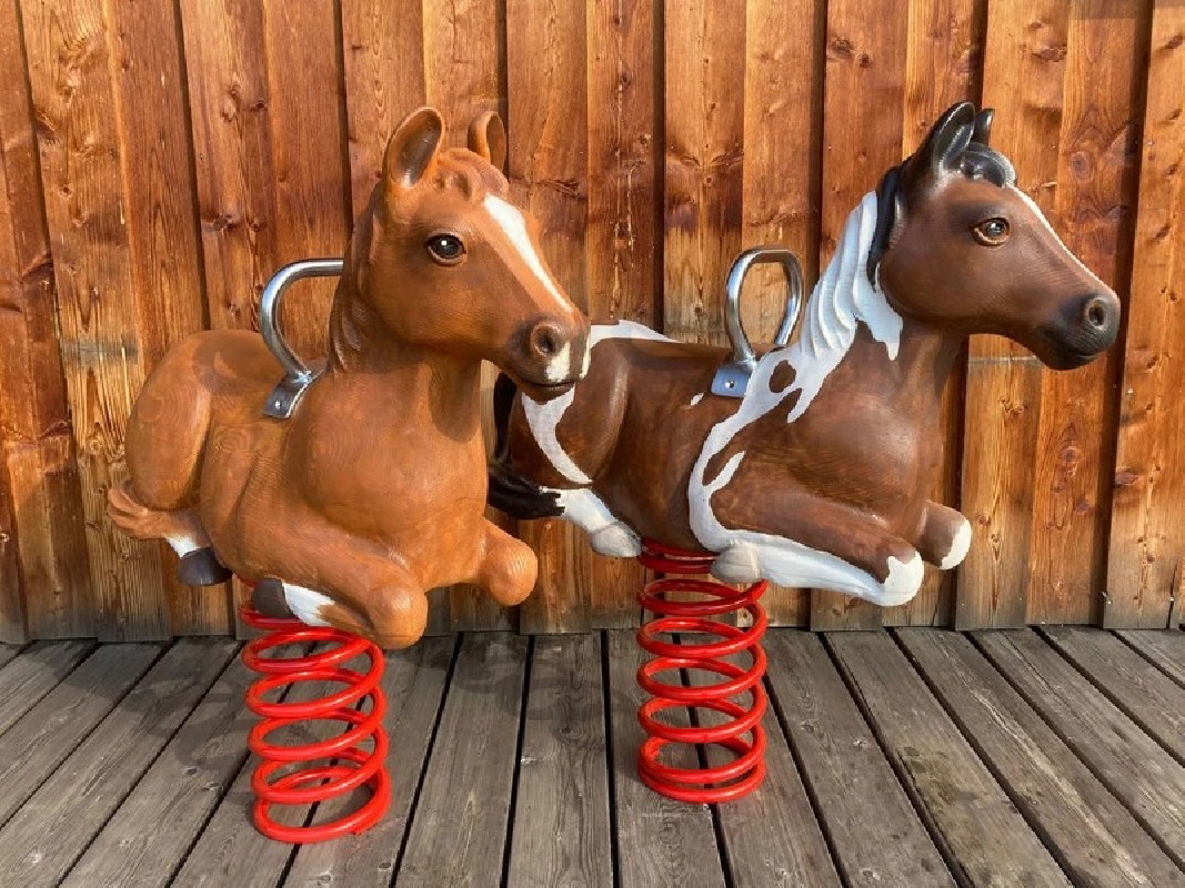 Jeu sur ressort réaliste en bois Roxy le cheval