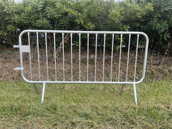 Barrière de police galva 2.00m avec plaque