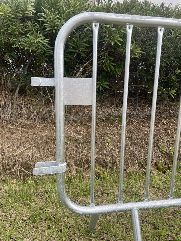 Barrière de police galva 2.00m avec plaque