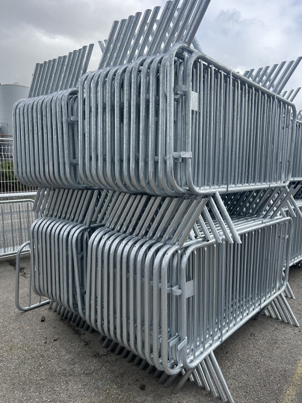 Barrière de police galva 2.00m avec plaque
