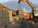Installation d'un mur de soutènement avec des gabions pour une retenue de terre