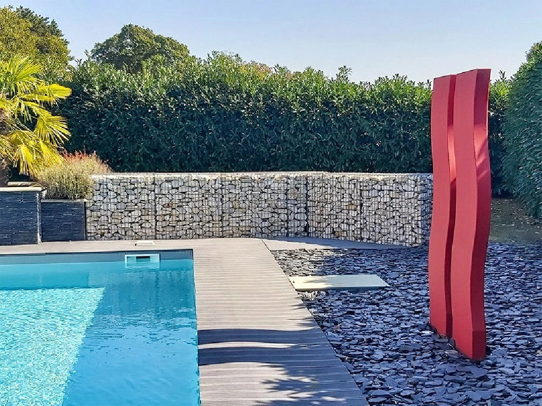 Aménagement extérieur chez un particulier avec des gabions