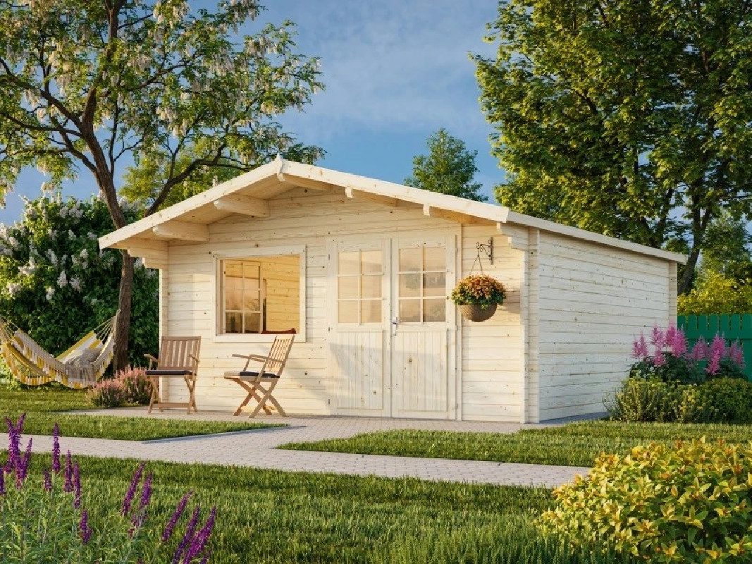 Abri de jardin Britta avec hamac et chaises pliantes devant la façade, jardin arboré